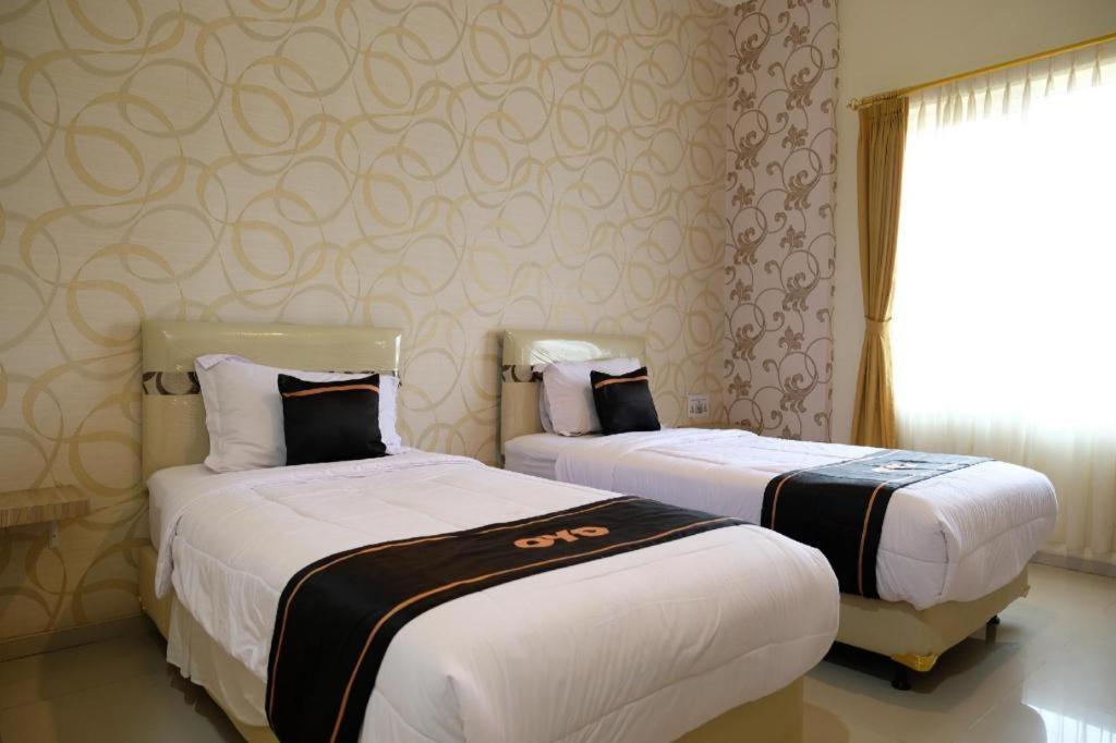 Oyo 1616 Hotel Central City 2 Tanjung Pandan Buitenkant foto
