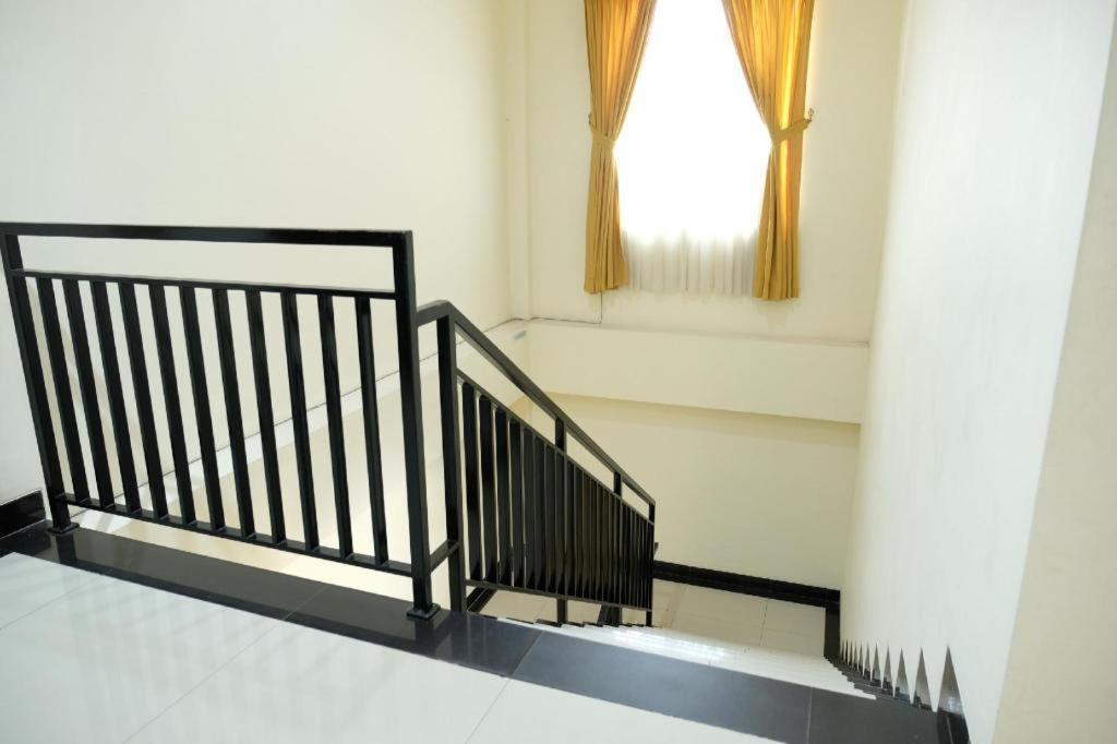 Oyo 1616 Hotel Central City 2 Tanjung Pandan Buitenkant foto