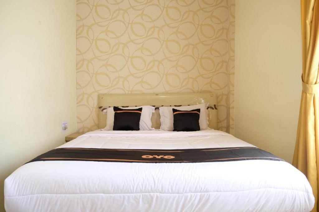 Oyo 1616 Hotel Central City 2 Tanjung Pandan Buitenkant foto