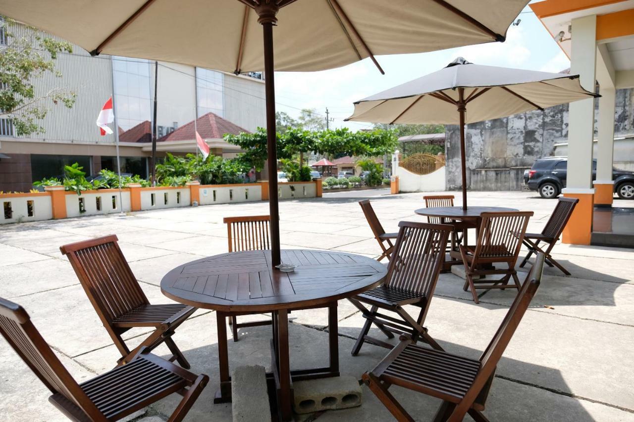 Oyo 1616 Hotel Central City 2 Tanjung Pandan Buitenkant foto