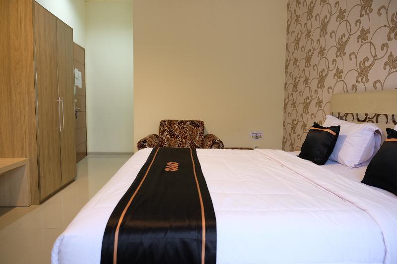 Oyo 1616 Hotel Central City 2 Tanjung Pandan Buitenkant foto